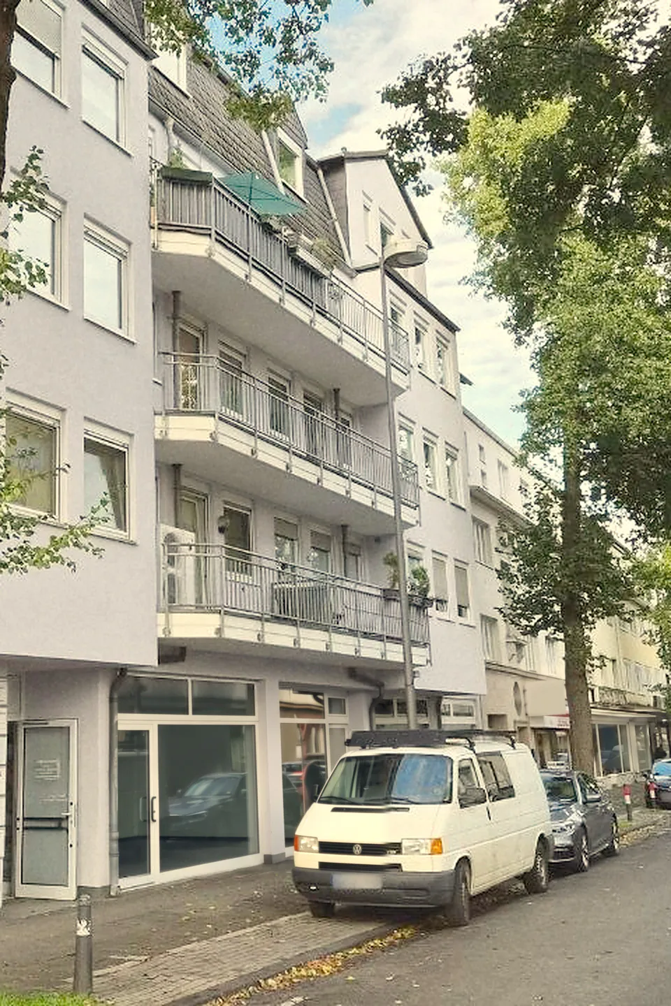 Das Gebäude mit den Balkonen in der Breidenbachstraße 46, Sitz des wnm-Standorts Leverkusen