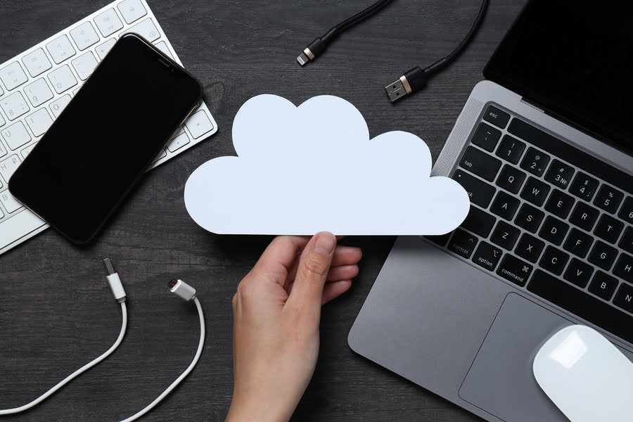 Hände halten ausgeschnittene Wolke als Symbol für Cloud-Technologie