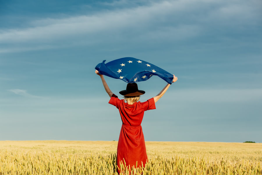 Eine Frau mit EU Flagge