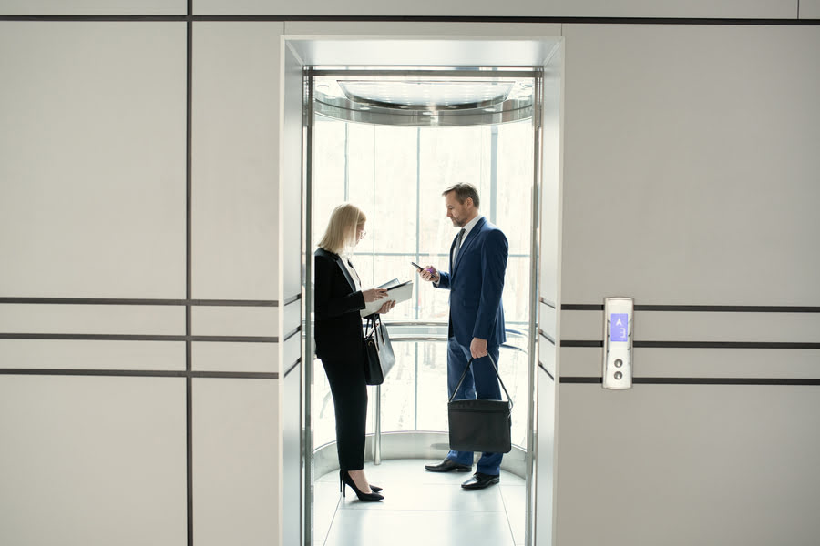 mann und frau im konferenzraum