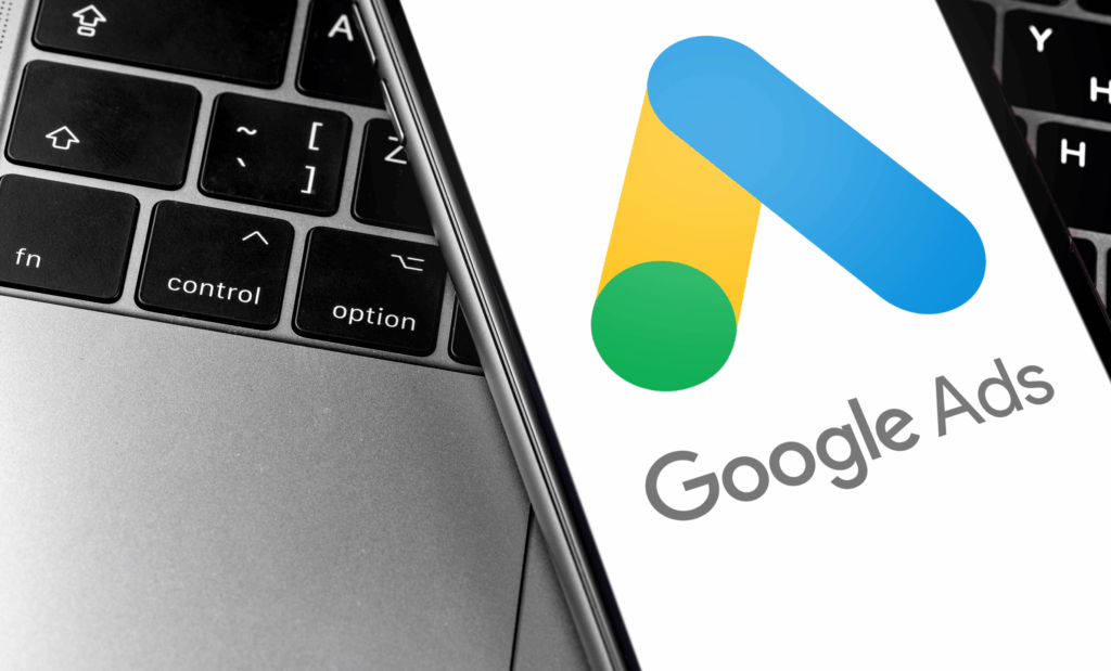 Google-Ads-Logo-im-Handy-auf-Tastatur