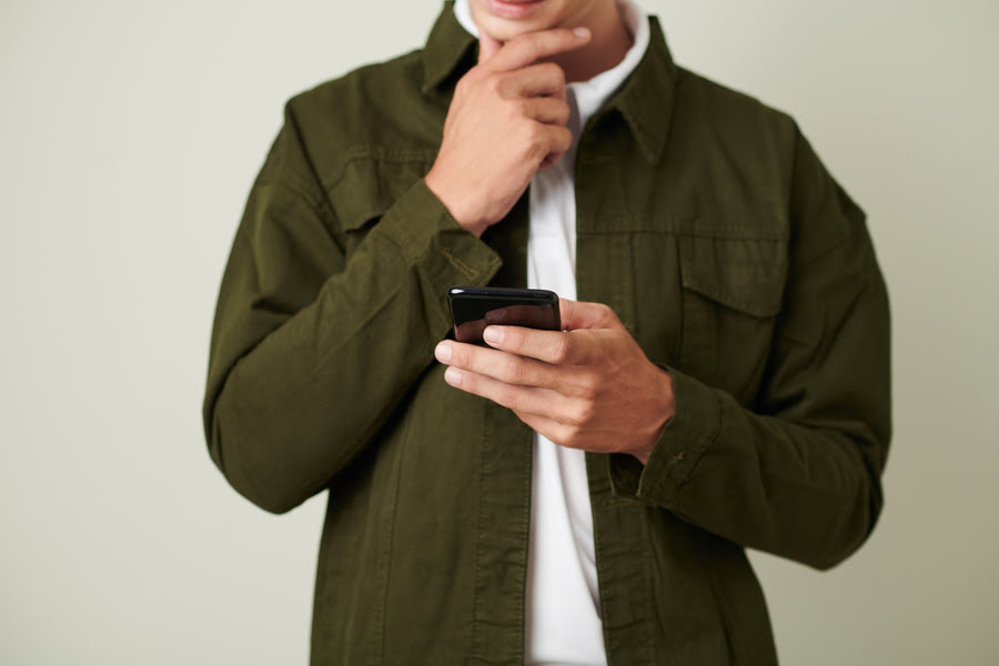 ein mann hält ein handy in seiner hand