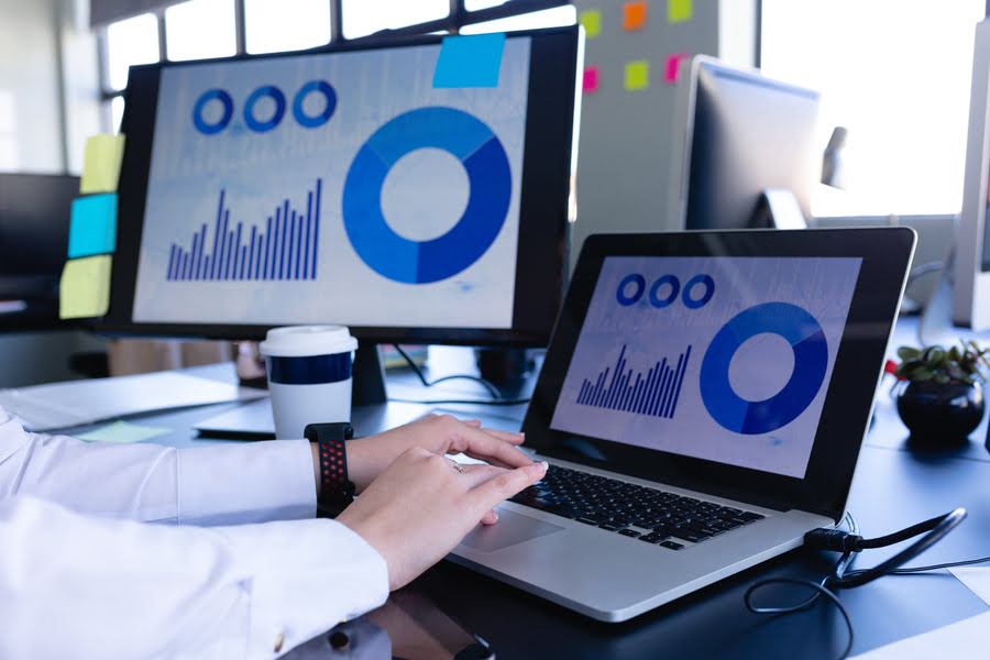 eine frau arbeitet am laptop